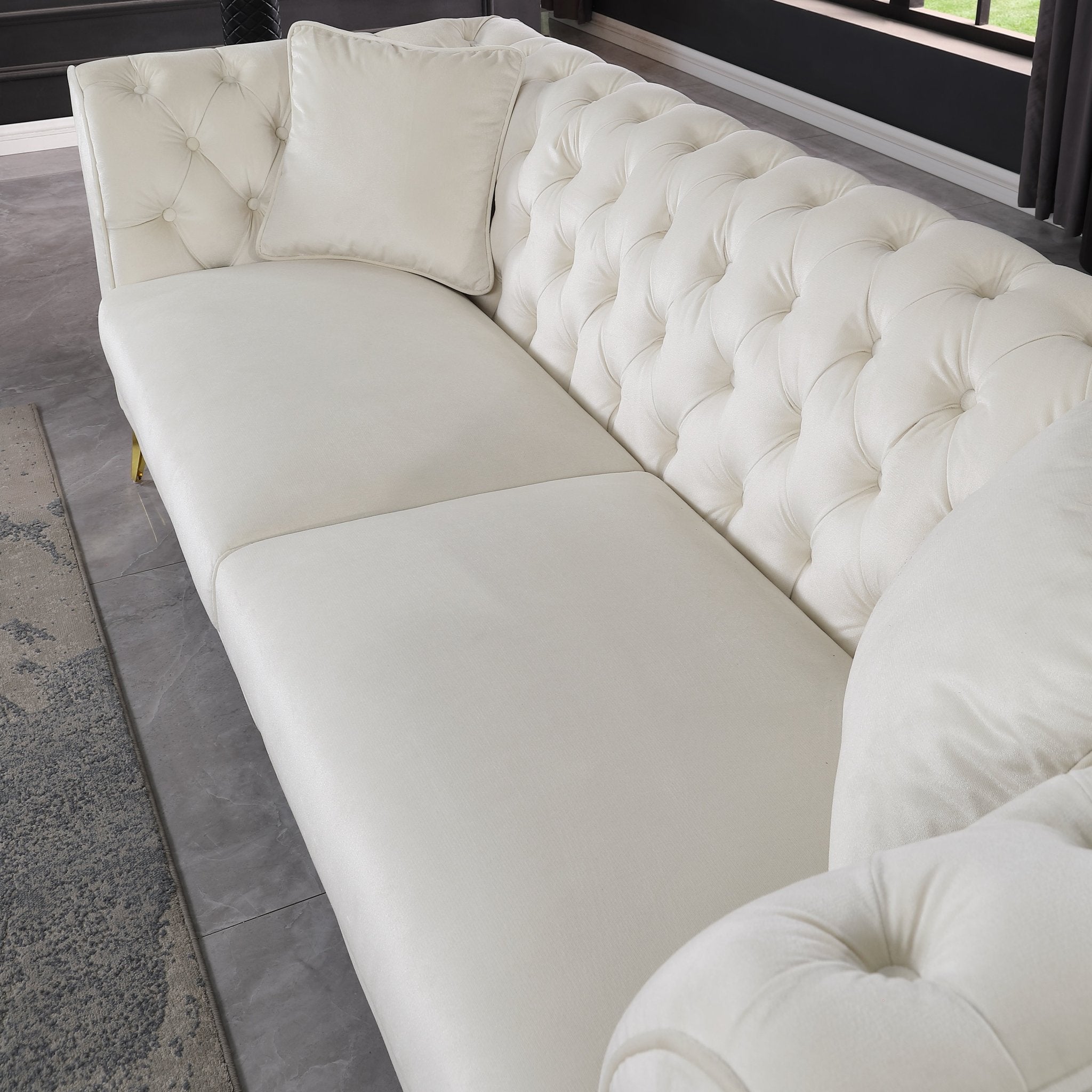 Chesterfield Bank, 3 - zitter, Gestoffeerd met Geplooide Stof en Scroll Armleuningen, Beige - Noventis Home